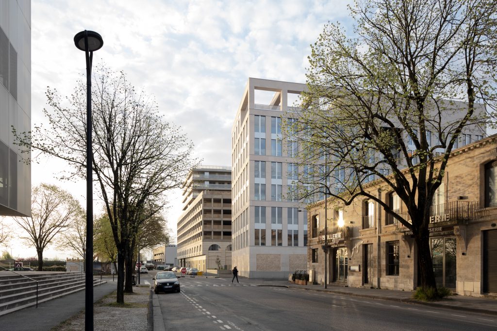 Bâtiment mixte où sont superposés un centre de propreté, un parking aérien de 420 places et 56 logements ; immeuble tertiaire ; aménagement d’une faille paysagée - Quartier Paludate, Bordeaux (33)