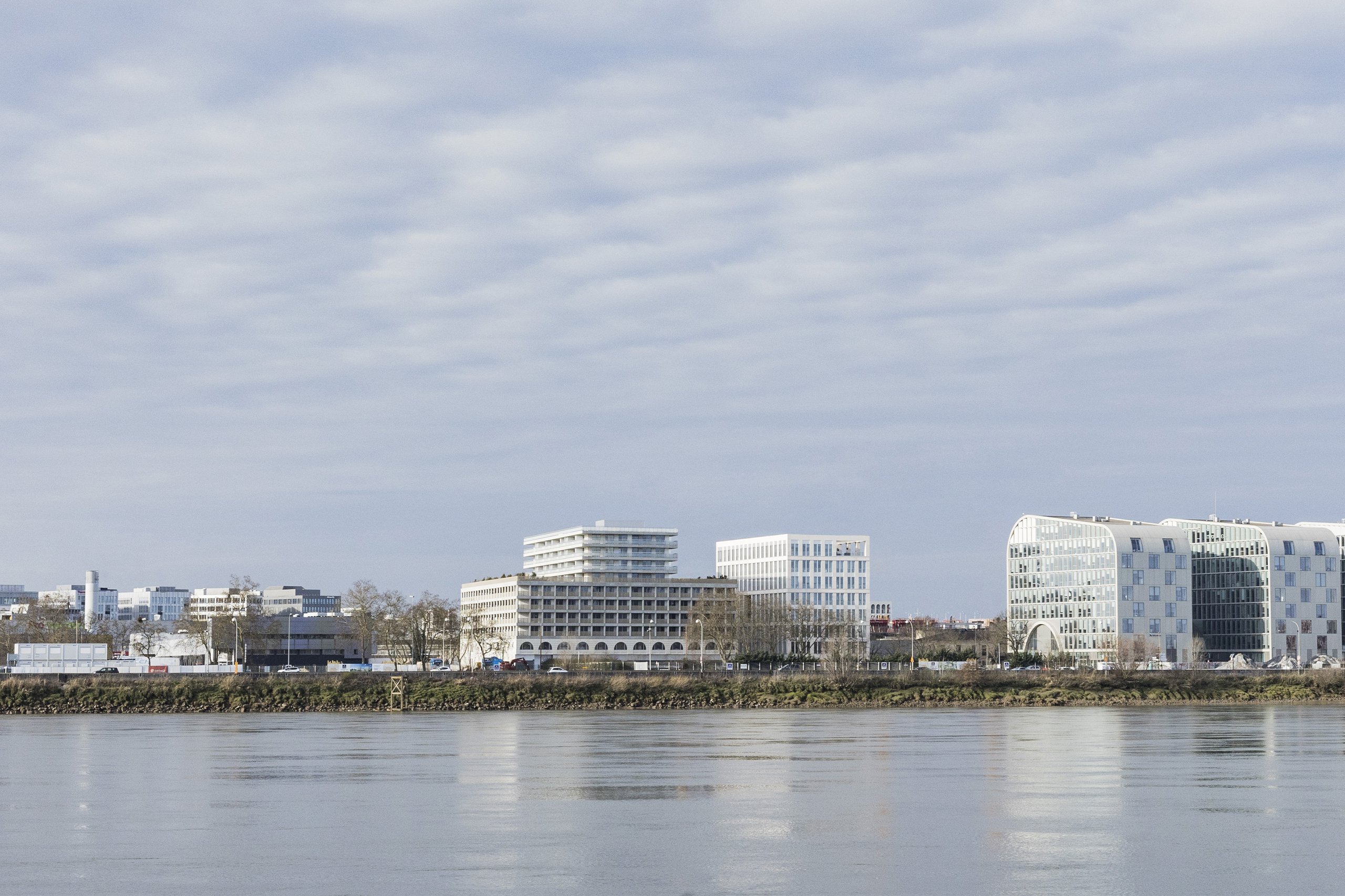 Bâtiment mixte où sont superposés un centre de propreté, un parking aérien de 420 places et 56 logements ; immeuble tertiaire ; aménagement d’une faille paysagée - Quartier Paludate, Bordeaux (33)