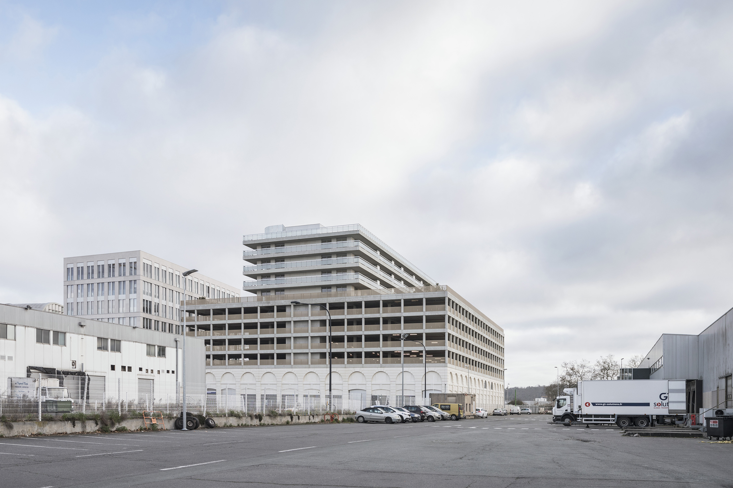 Bâtiment mixte où sont superposés un centre de propreté, un parking aérien de 420 places et 56 logements ; immeuble tertiaire ; aménagement d’une faille paysagée - Quartier Paludate, Bordeaux (33)