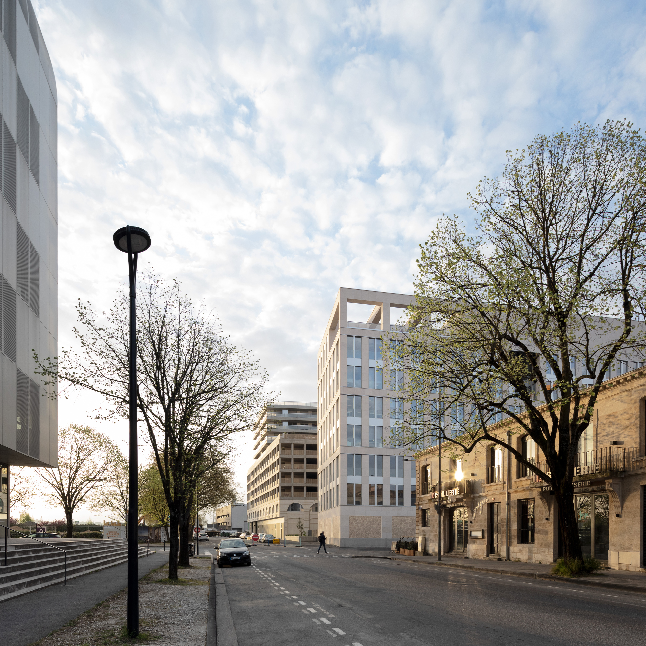 Bâtiment mixte où sont superposés un centre de propreté, un parking aérien de 420 places et 56 logements ; immeuble tertiaire ; aménagement d’une faille paysagée - Quartier Paludate, Bordeaux (33)