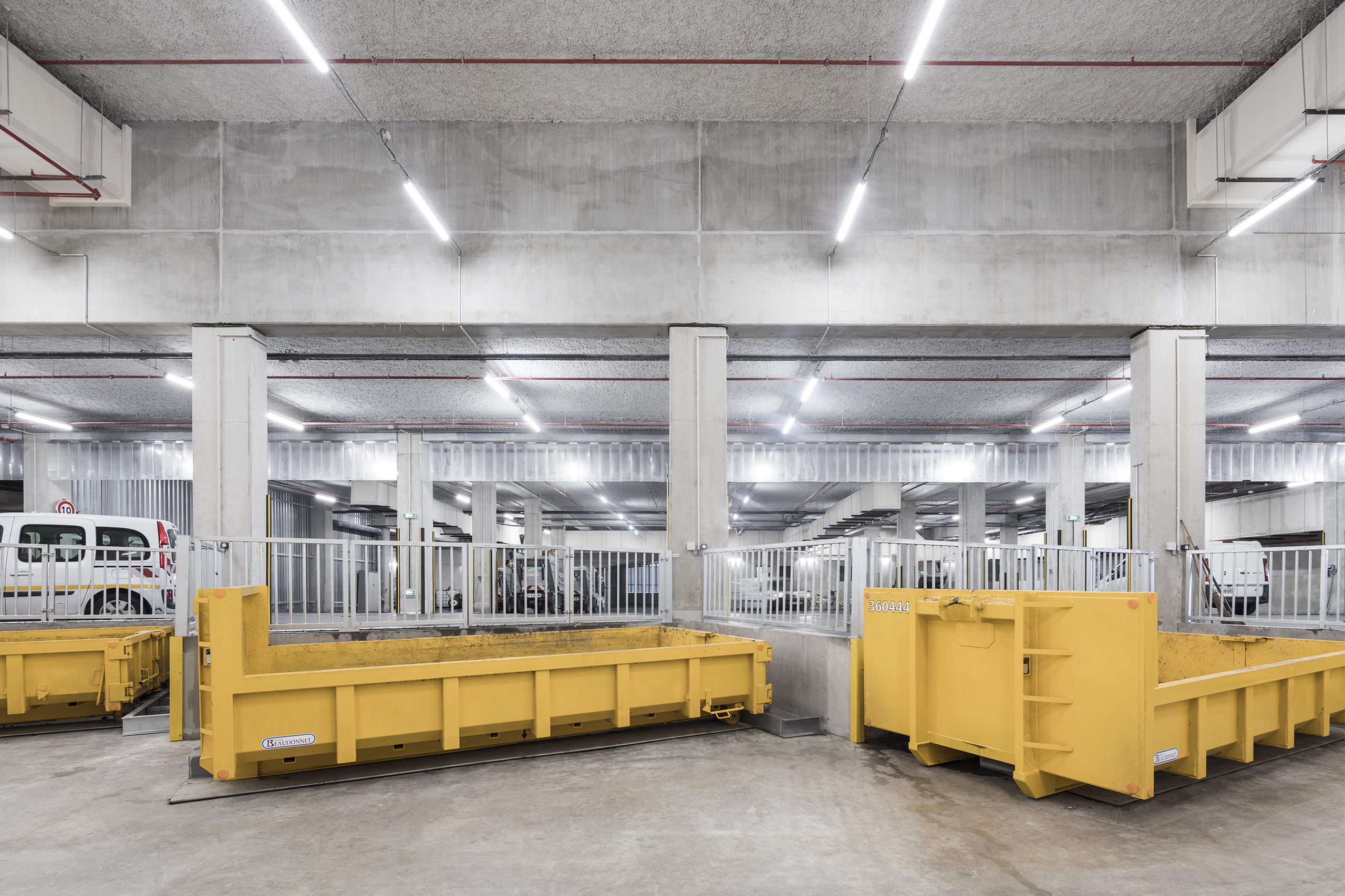 Bâtiment mixte où sont superposés un centre de propreté, un parking aérien de 420 places et 56 logements ; immeuble tertiaire ; aménagement d’une faille paysagée - Quartier Paludate, Bordeaux (33)