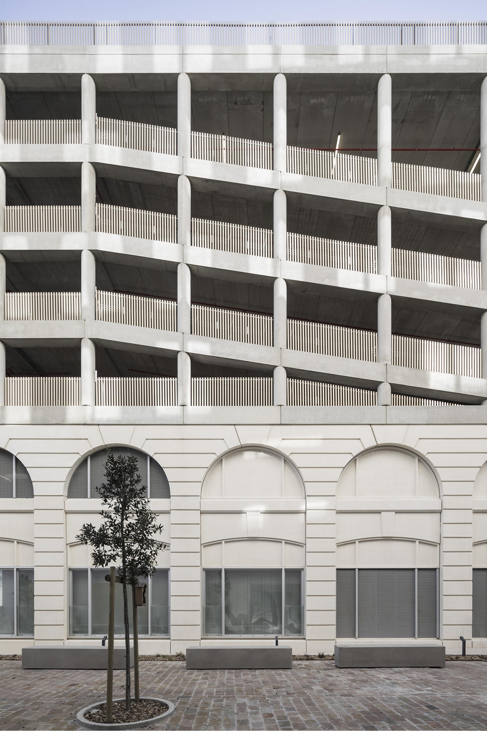 Bâtiment mixte où sont superposés un centre de propreté, un parking aérien de 420 places et 56 logements ; immeuble tertiaire ; aménagement d’une faille paysagée - Quartier Paludate, Bordeaux (33)