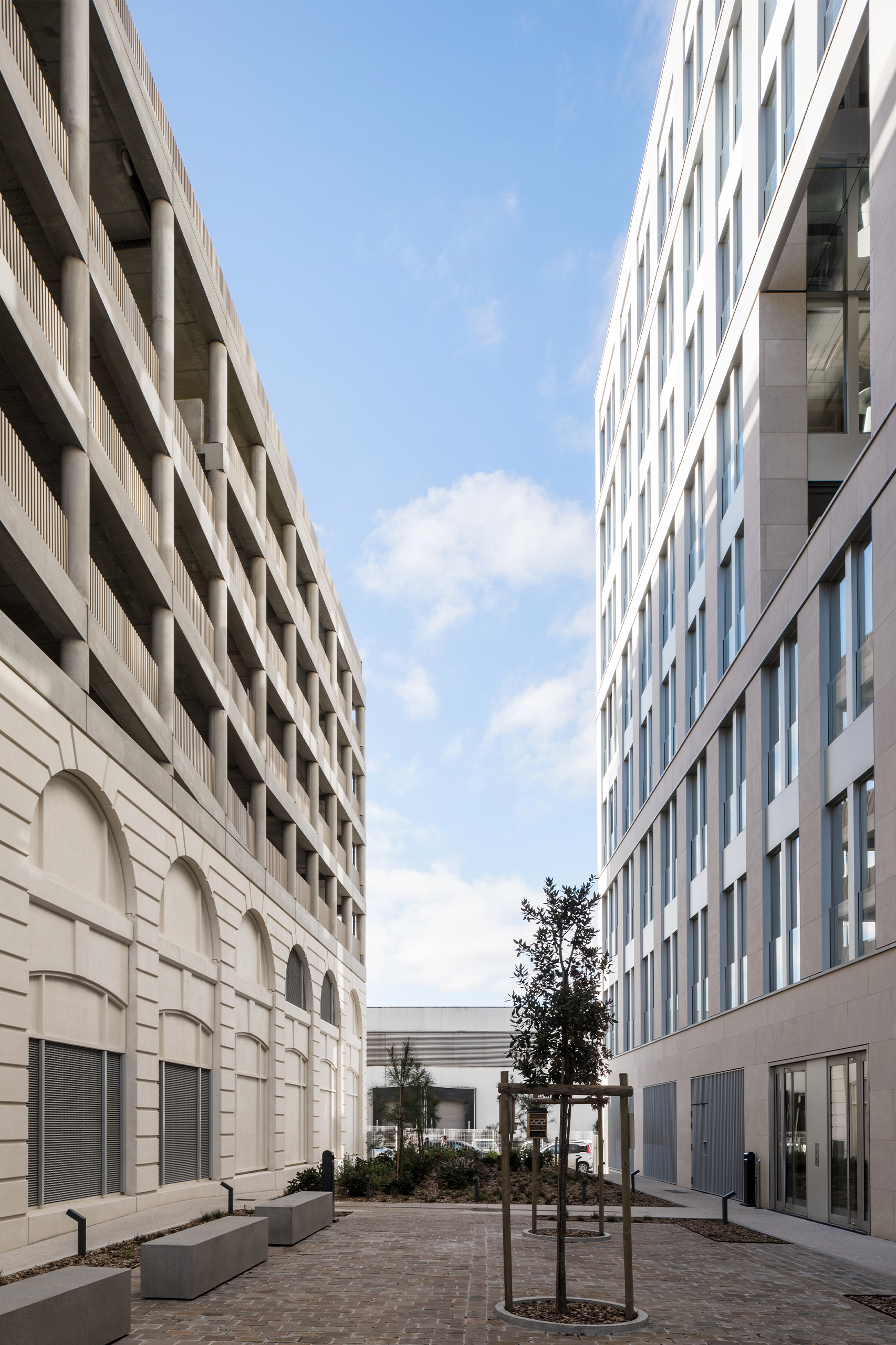 Bâtiment mixte où sont superposés un centre de propreté, un parking aérien de 420 places et 56 logements ; immeuble tertiaire ; aménagement d’une faille paysagée - Quartier Paludate, Bordeaux (33)