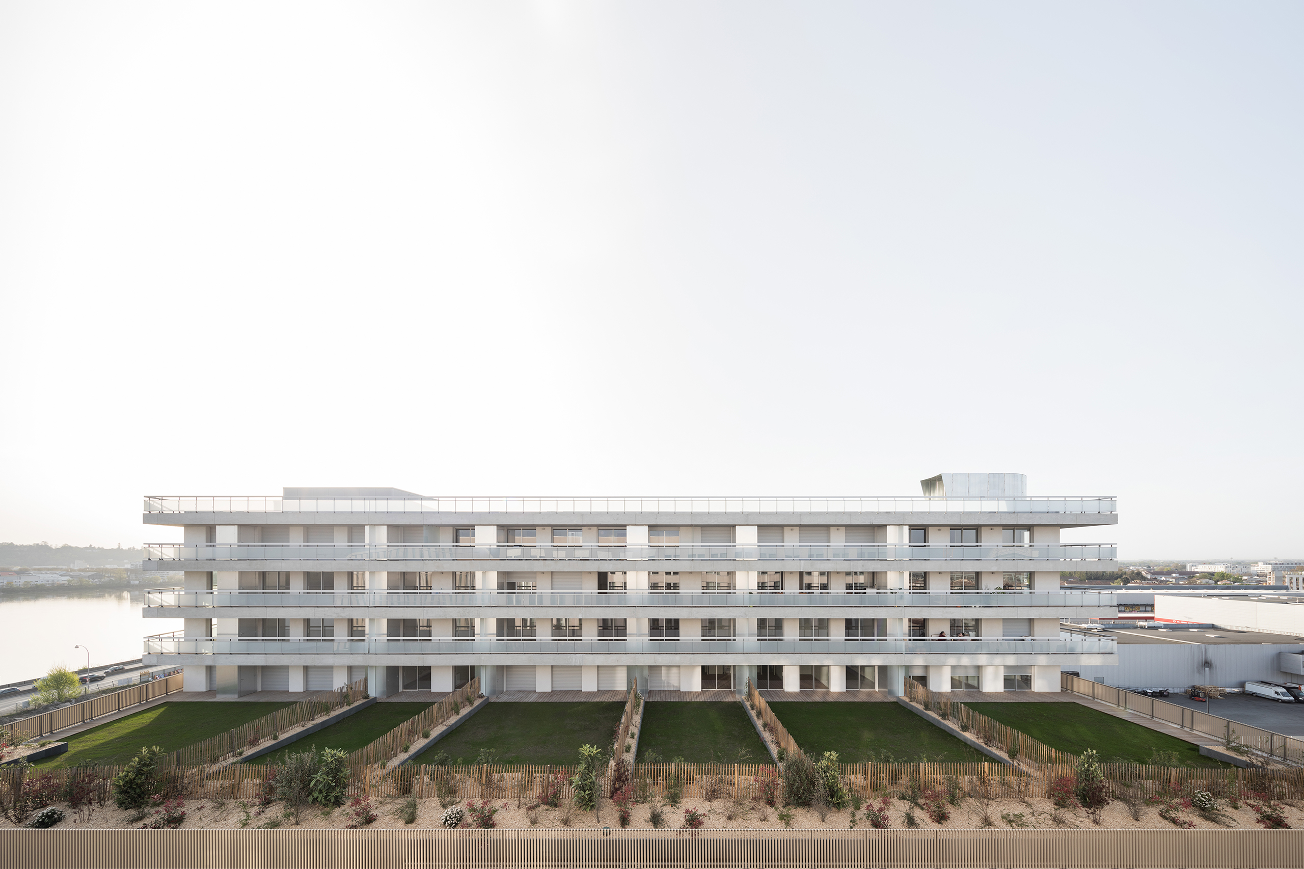 Bâtiment mixte où sont superposés un centre de propreté, un parking aérien de 420 places et 56 logements ; immeuble tertiaire ; aménagement d’une faille paysagée - Quartier Paludate, Bordeaux (33)