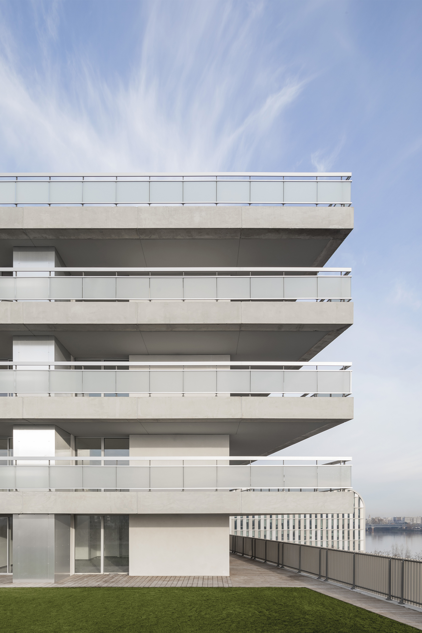 Bâtiment mixte où sont superposés un centre de propreté, un parking aérien de 420 places et 56 logements ; immeuble tertiaire ; aménagement d’une faille paysagée - Quartier Paludate, Bordeaux (33)