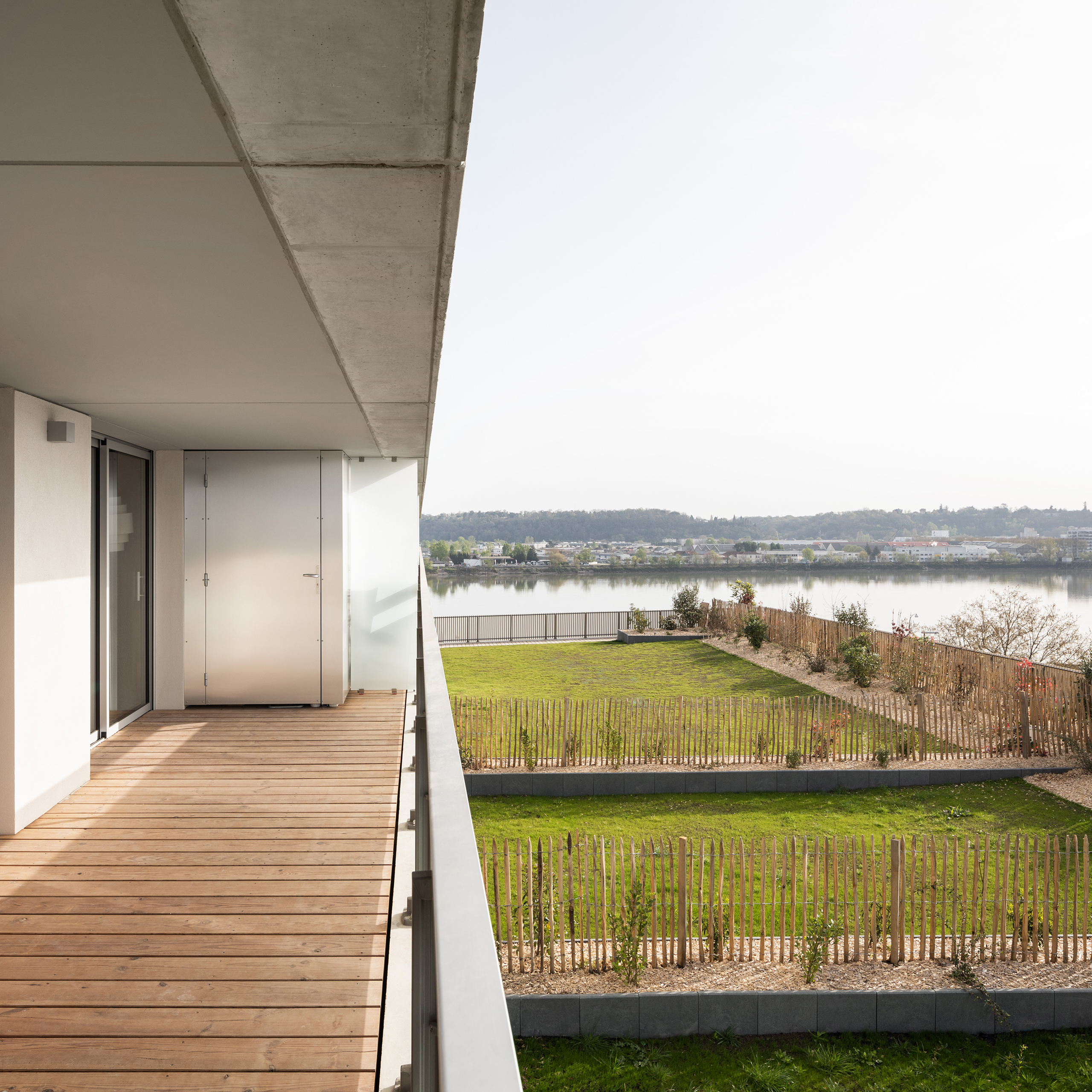 Bâtiment mixte où sont superposés un centre de propreté, un parking aérien de 420 places et 56 logements ; immeuble tertiaire ; aménagement d’une faille paysagée - Quartier Paludate, Bordeaux (33)