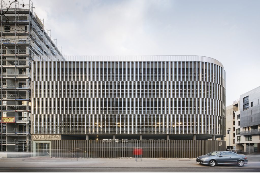Construction d’un parking silo de 340 places, éco-quartier Danube de Strasbourg (67) COSA assure également la coordination urbaine de l’îlot et la construction d’un immeuble de logement et activités