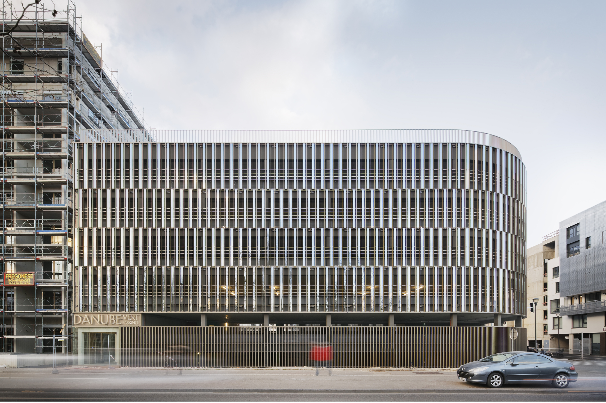 Construction d’un parking silo de 340 places, éco-quartier Danube de Strasbourg (67) COSA assure également la coordination urbaine de l’îlot et la construction d’un immeuble de logement et activités