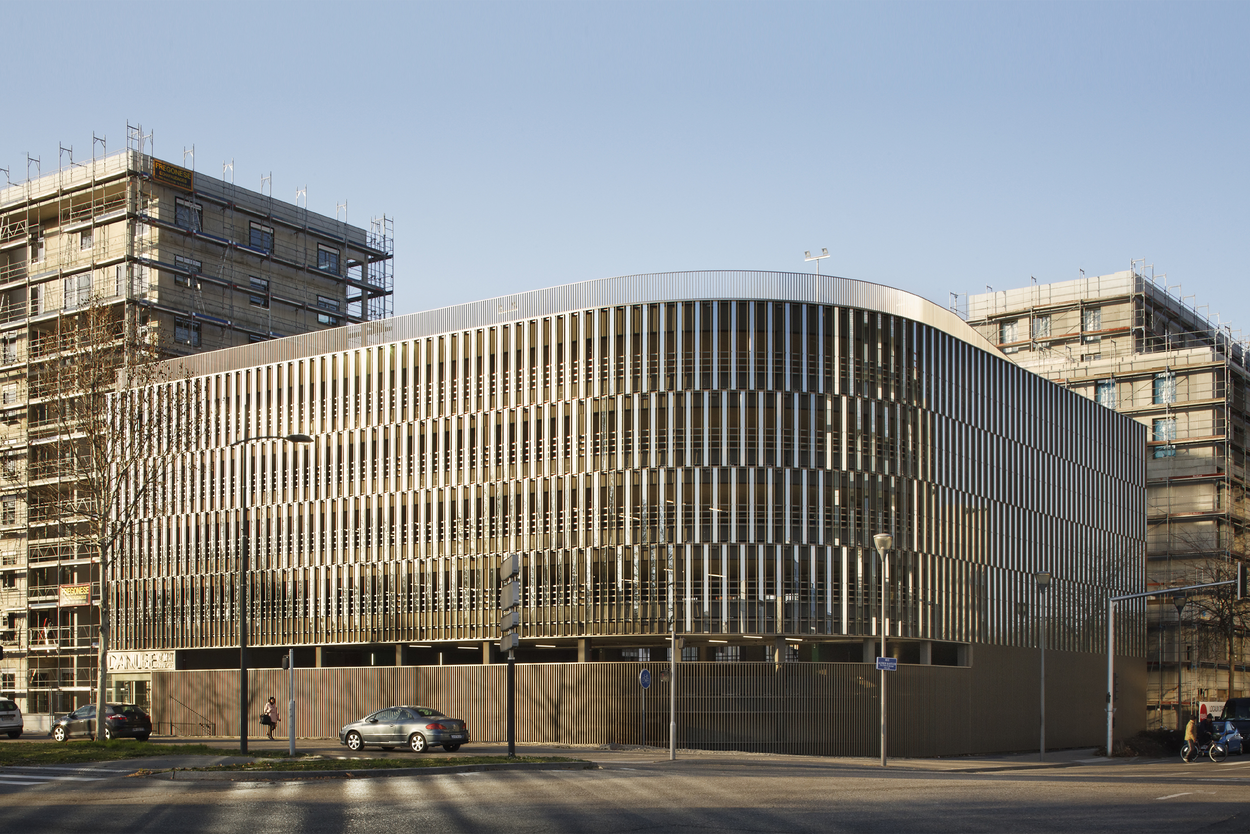 Construction d’un parking silo de 340 places, éco-quartier Danube de Strasbourg (67) COSA assure également la coordination urbaine de l’îlot et la construction d’un immeuble de logement et activités