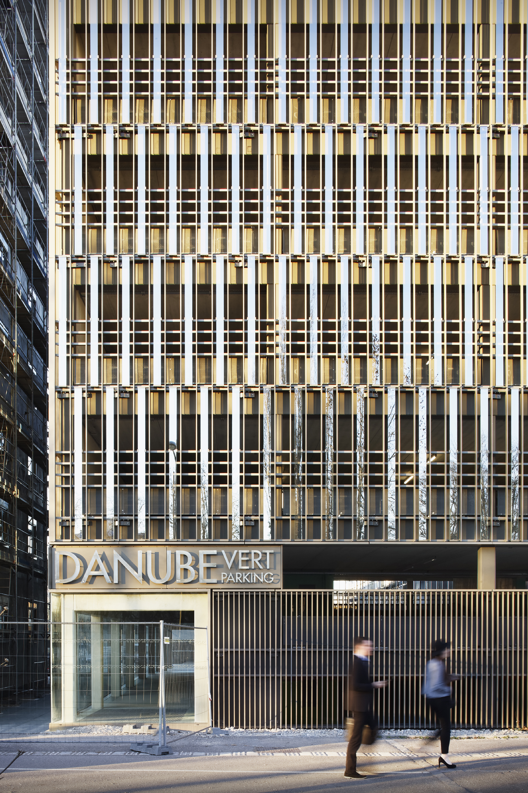 Construction d’un parking silo de 340 places, éco-quartier Danube de Strasbourg (67) COSA assure également la coordination urbaine de l’îlot et la construction d’un immeuble de logement et activités