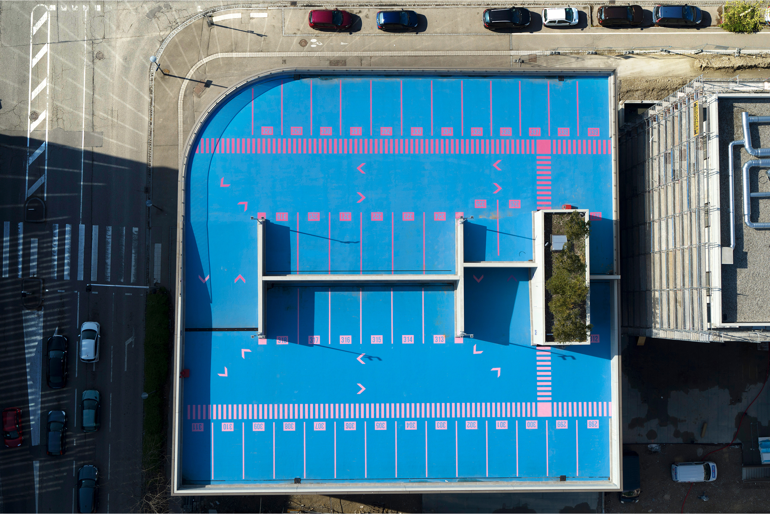 Construction d’un parking silo de 340 places, éco-quartier Danube de Strasbourg (67) COSA assure également la coordination urbaine de l’îlot et la construction d’un immeuble de logement et activités