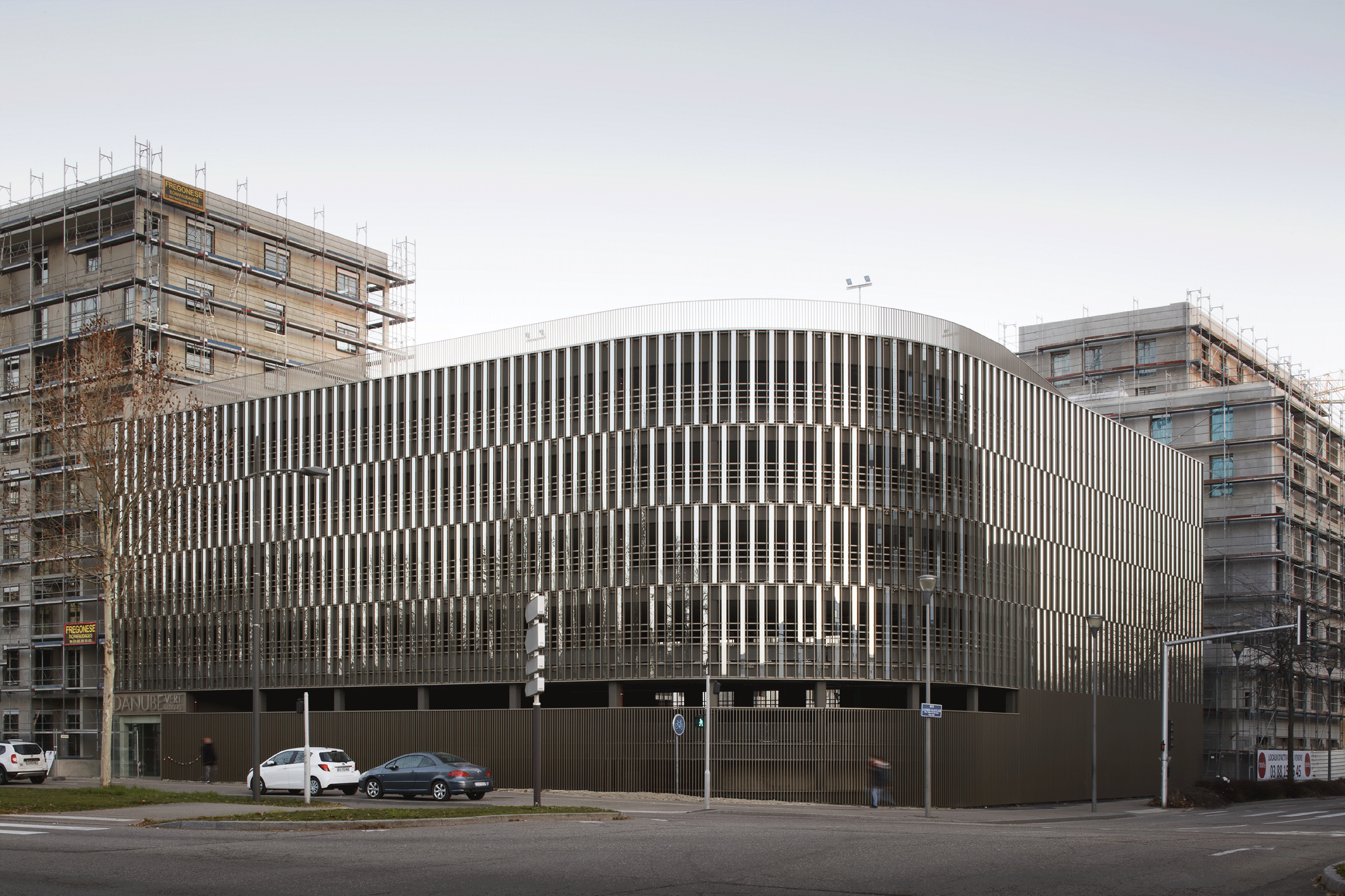 Construction d’un parking silo de 340 places, éco-quartier Danube de Strasbourg (67) COSA assure également la coordination urbaine de l’îlot et la construction d’un immeuble de logement et activités